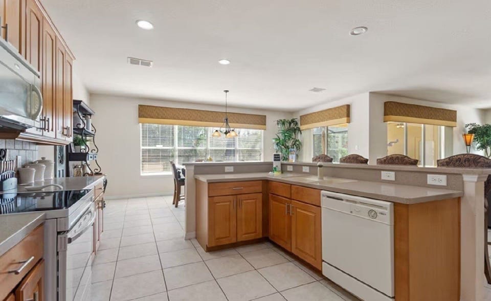 House, 5 Bedrooms | Private kitchen | Coffee/tea maker, fridge, oven, toaster