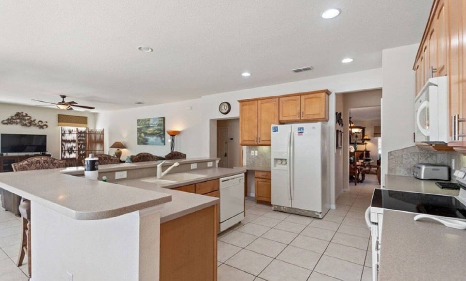 House, 5 Bedrooms | Private kitchen | Fridge, oven, coffee/tea maker, toaster