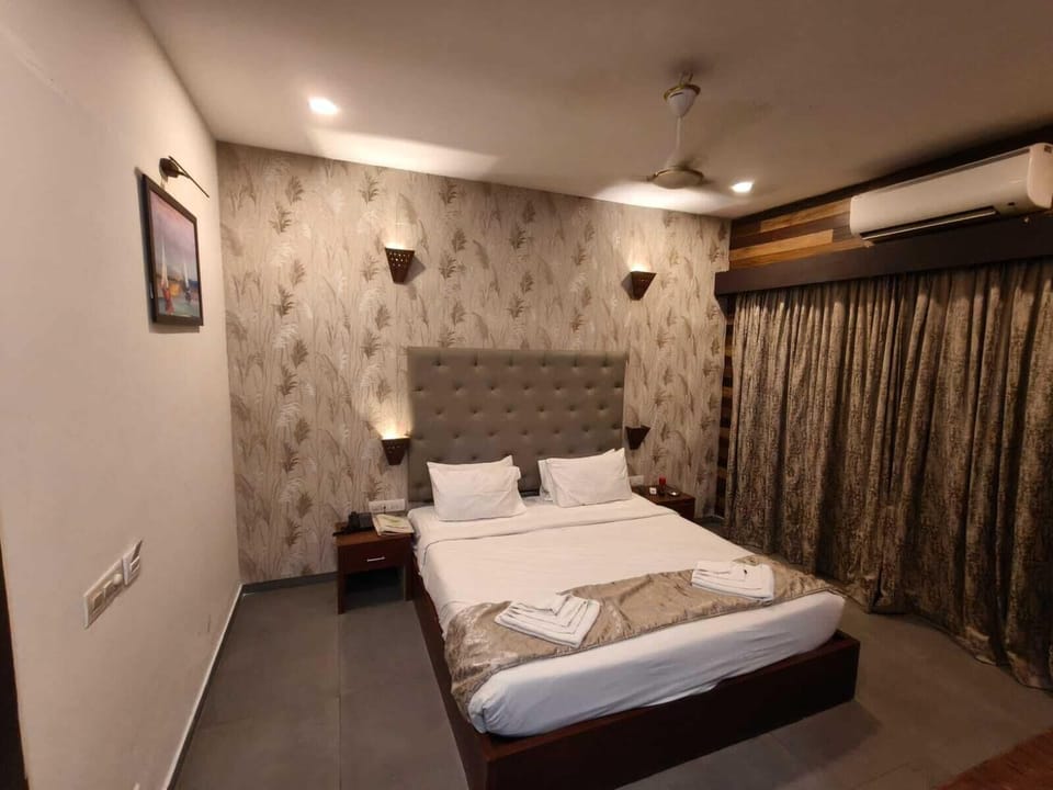 In-room safe, soundproofing, iron/ironing board, free WiFi