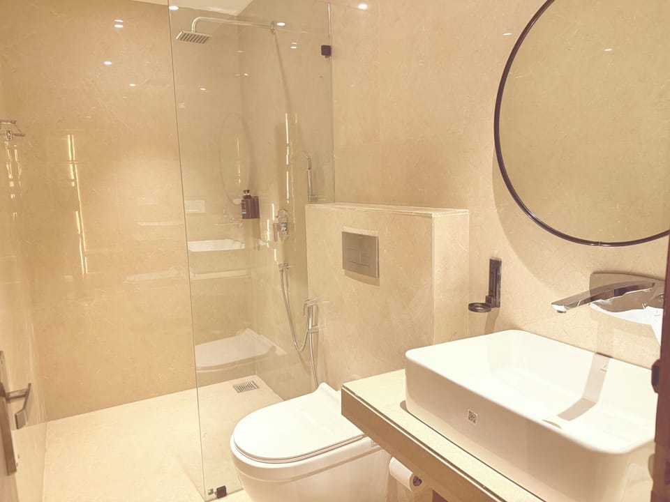 Royal Double Room | Bathroom | Shower, towels, soap, shampoo