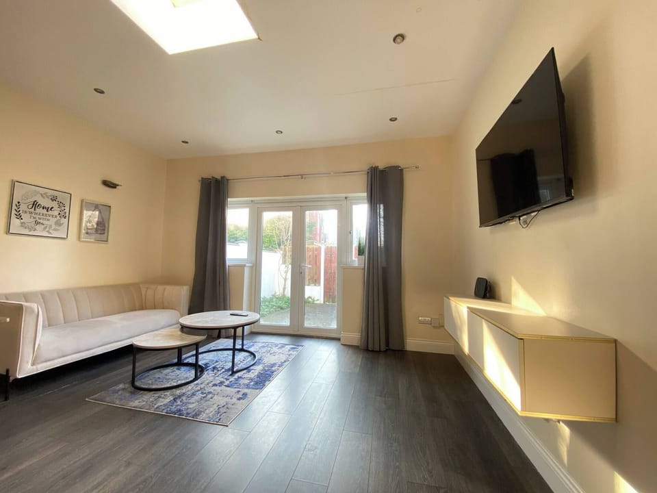 Apartment, 2 Bedrooms, Patio | Living room