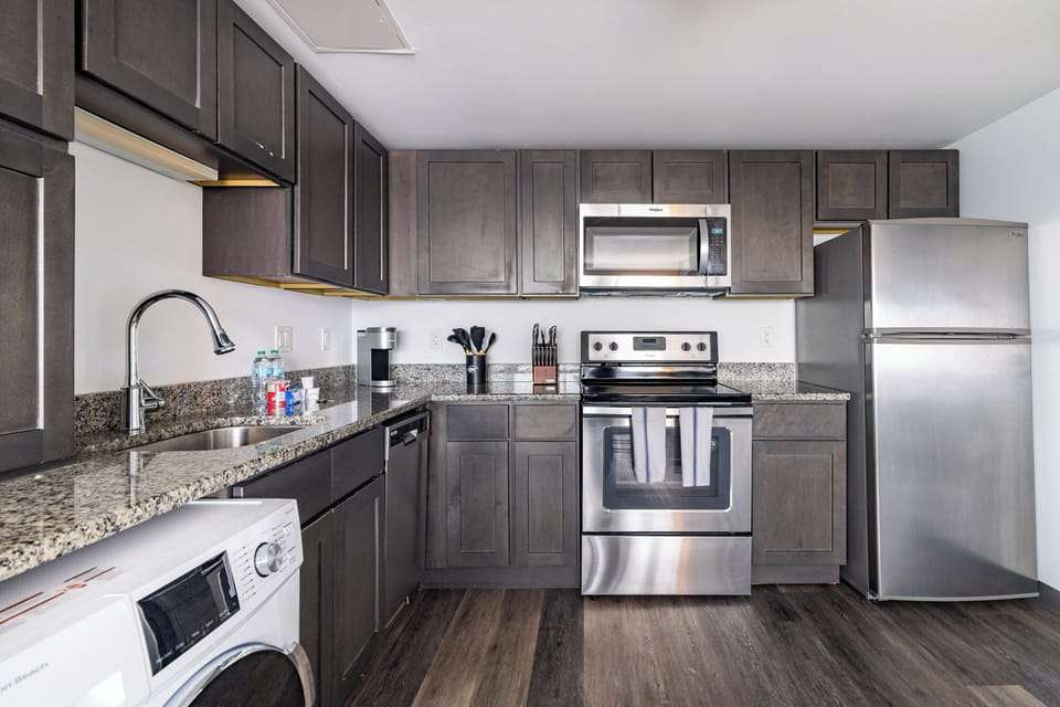 Apartment (1 Bedroom) | Private kitchen | Fridge, microwave, oven, stovetop