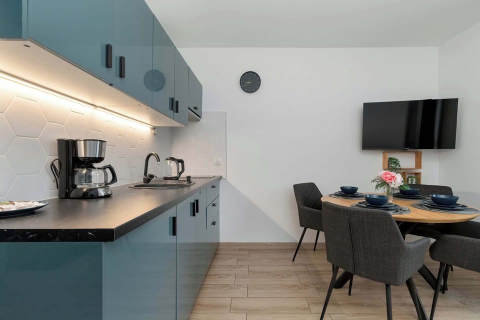 The living area opens onto the functional kitchen, allowing guests to easily combine cooking with relaxation.