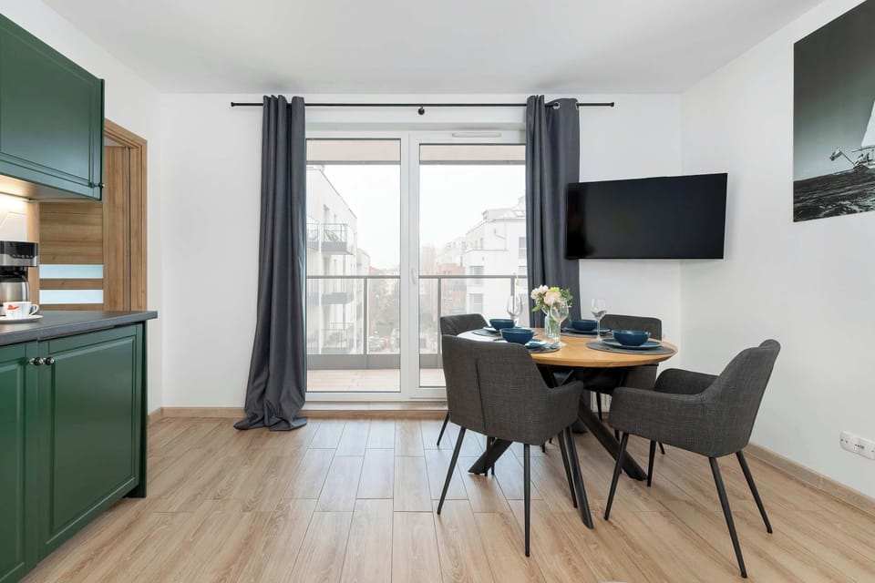 The space with a large window invites natural light, turning meals at the table into bright and enjoyable moments of the day.