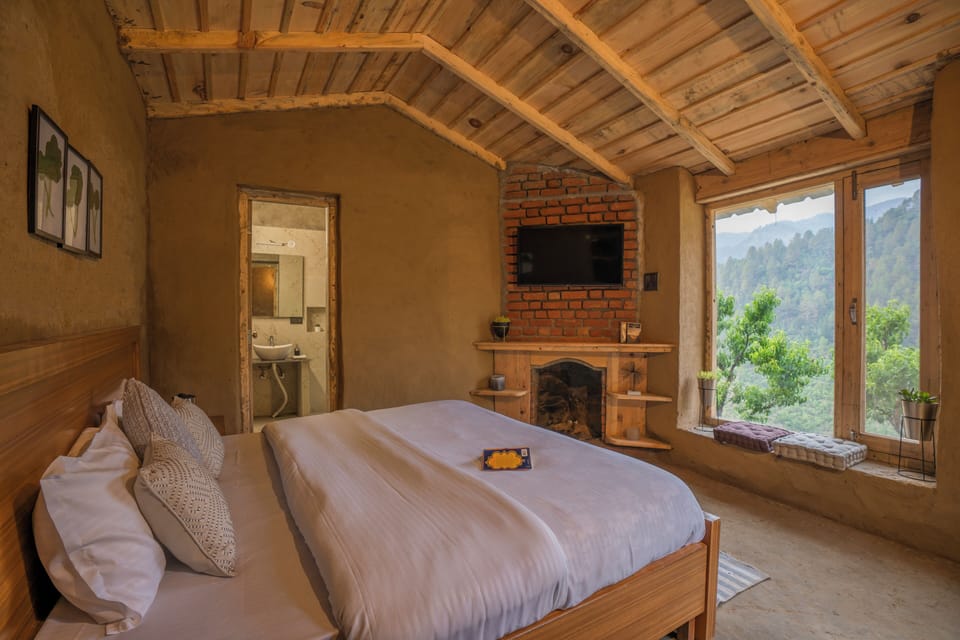 Deluxe Double Room, Mountain View | Desk, free WiFi, bed sheets