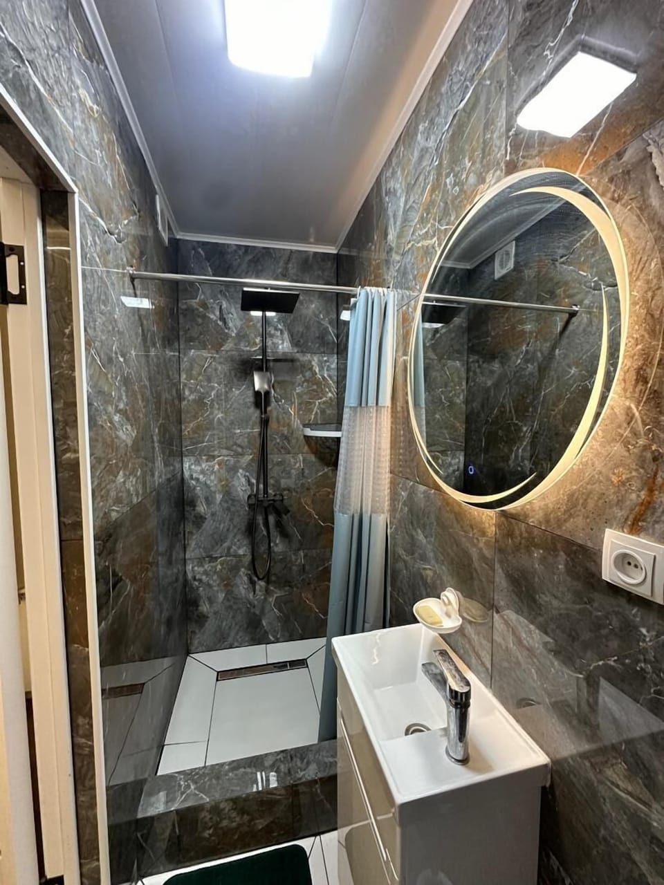 Luxury Double or Twin Room | Bathroom shower