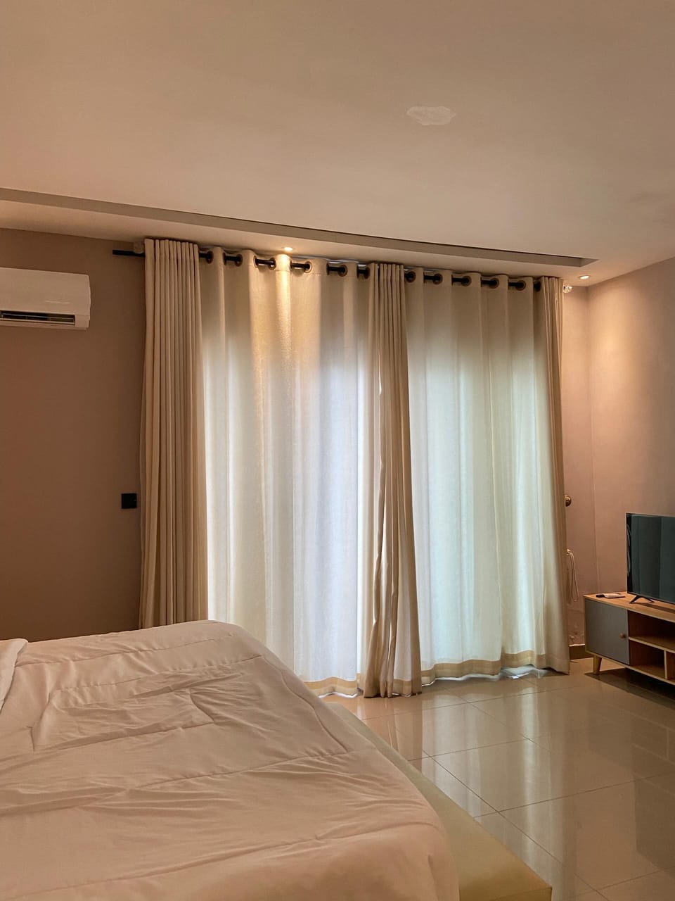 Desk, laptop workspace, iron/ironing board, WiFi (free)