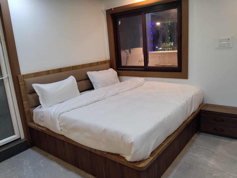 Deluxe Double Room | Desk, laptop workspace, soundproofing, iron/ironing board