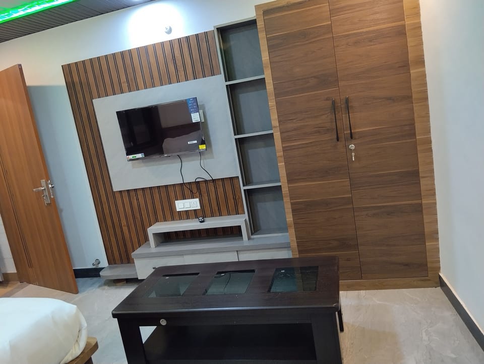 Deluxe Double Room | Desk, laptop workspace, soundproofing, iron/ironing board