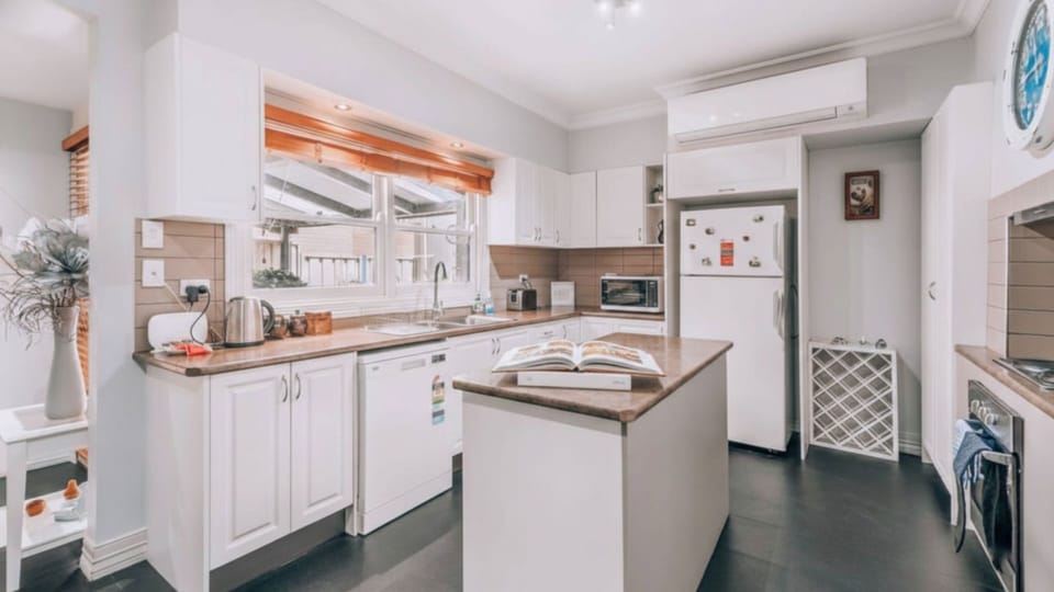 Family Cottage | Kitchen | Dishwasher | Microwave | Kettle | Oven | Air conditioner