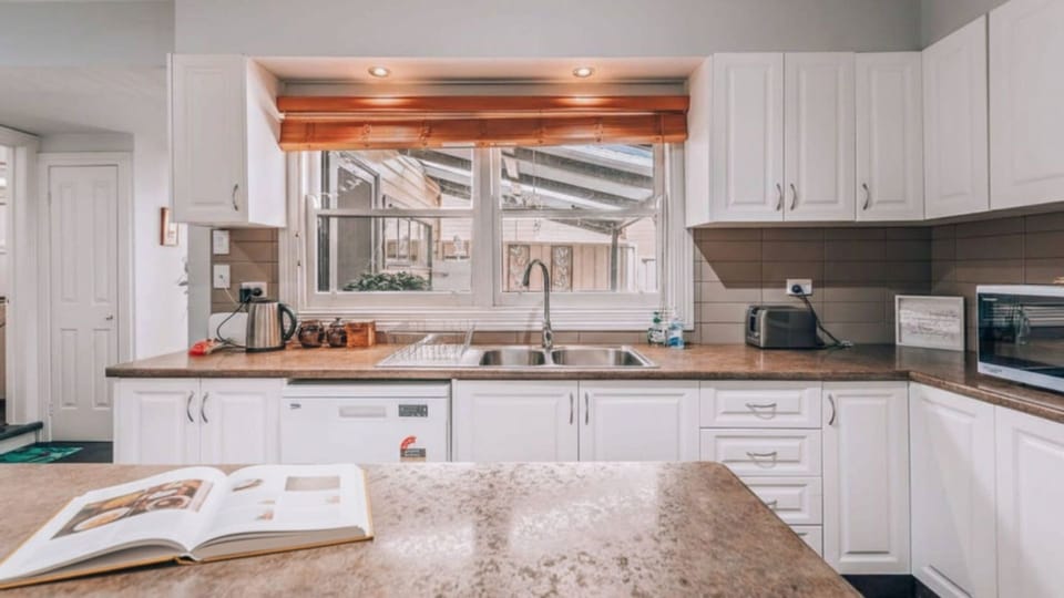 Family Cottage | Kitchen | Microwave | Dishwasher | Toaster | Kettle 