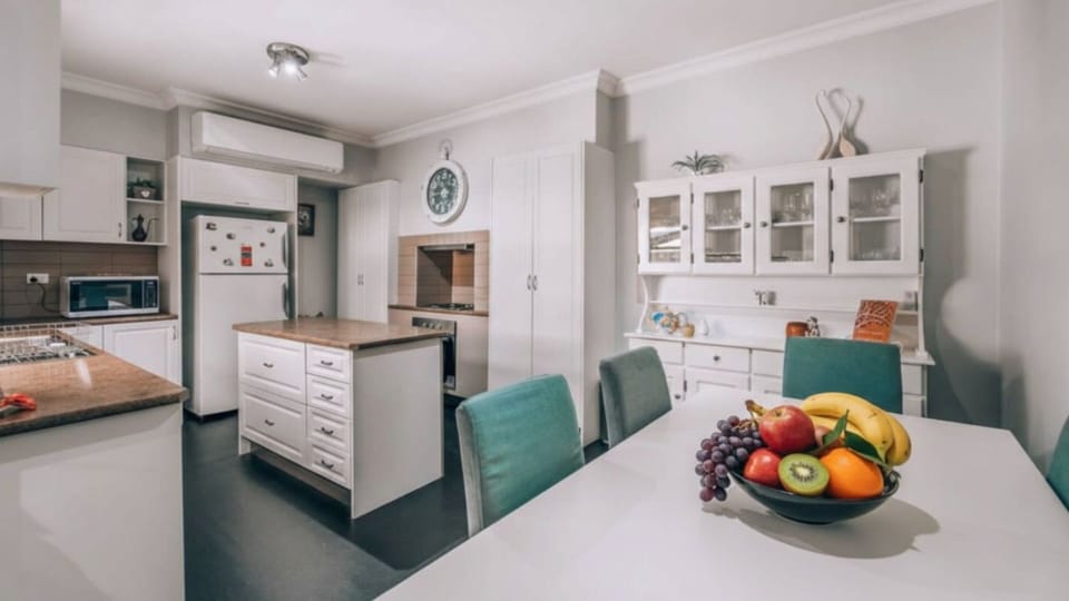 Family Cottage | Dining and kitchen area |Air conditioning 