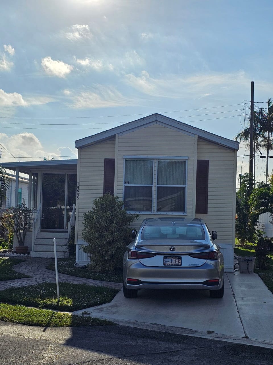 Front driveway: additional parking on street