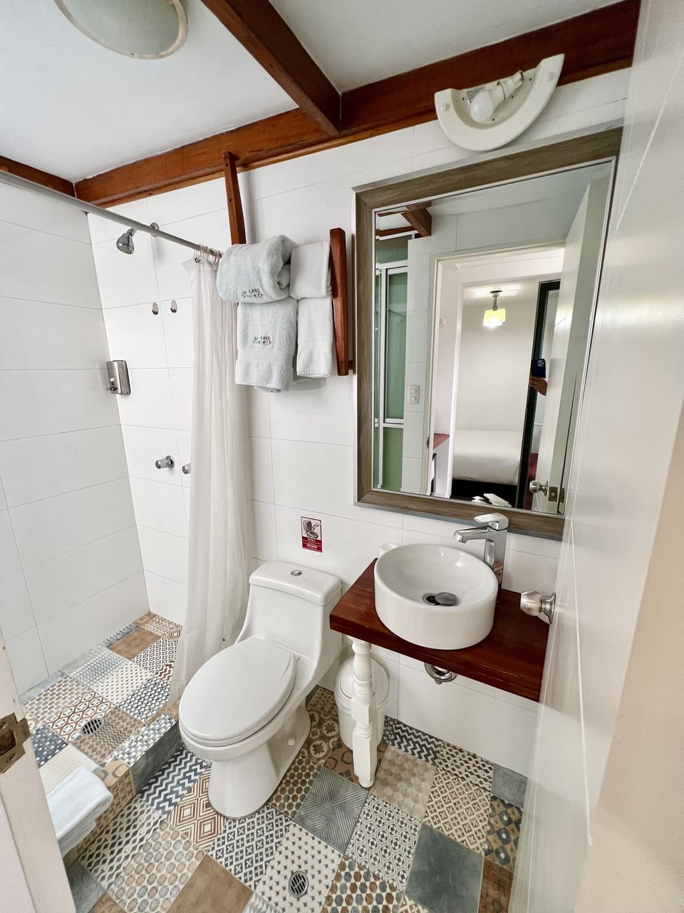 Shower, rainfall showerhead, free toiletries, hair dryer (on request)