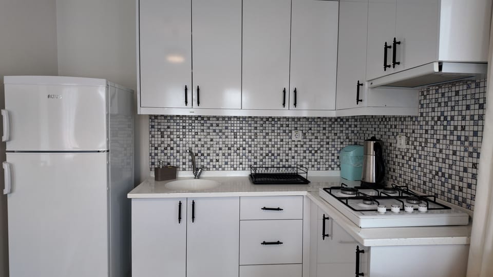 Deluxe Room, Balcony, Mountain View | Private kitchen | Mini-fridge, stovetop, highchair, cookware/dishes/utensils