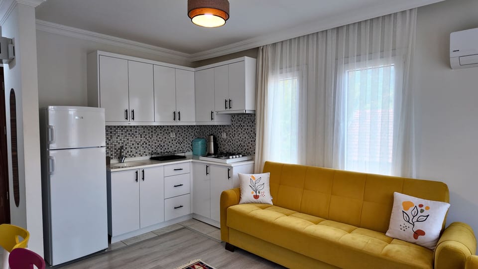 Deluxe Room, Balcony, Mountain View | Living area