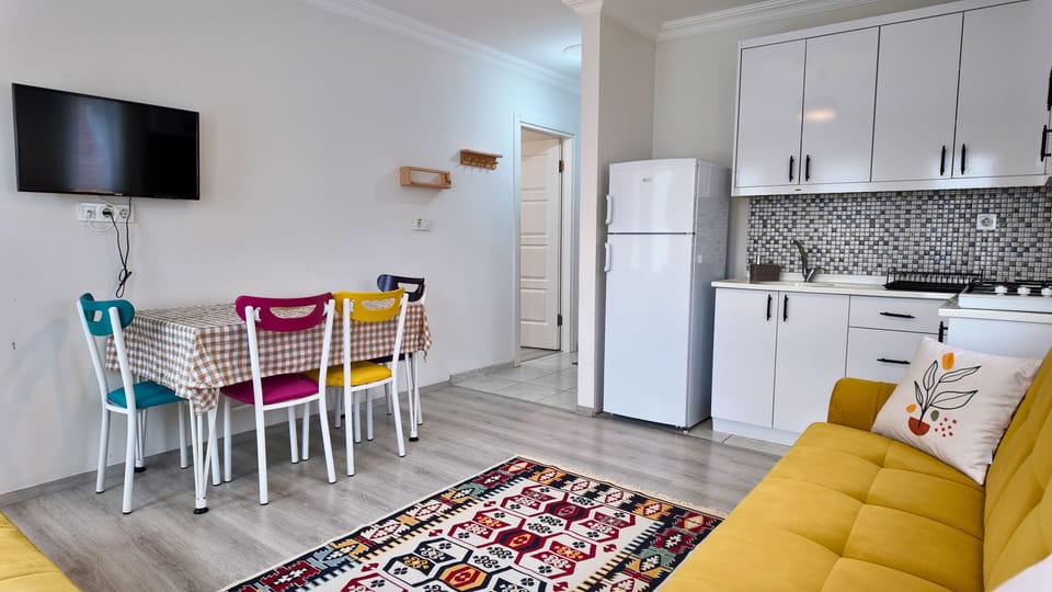 Deluxe Room, Balcony, Mountain View | Living area