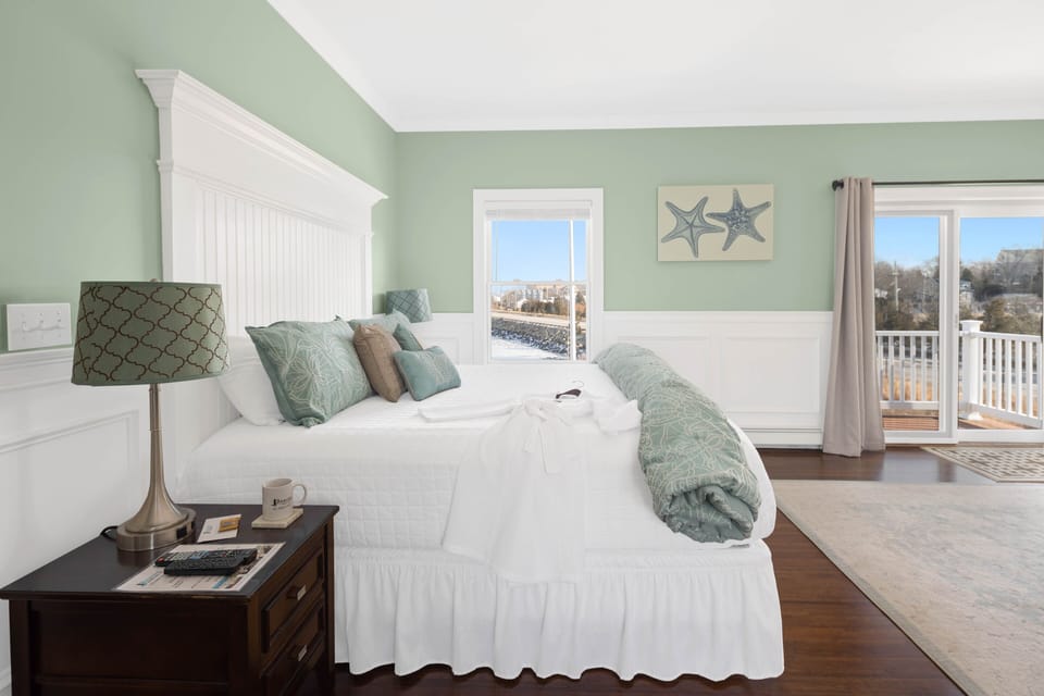 Superior Suite w/ Hot Tub and Fireplace | Egyptian cotton sheets, premium bedding, pillowtop beds, in-room safe