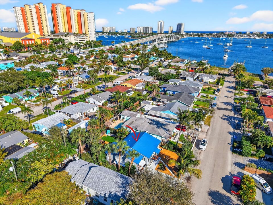 Near beach, snorkel/diving, boat launch, Peanut Island Ferry, kayak/boat rental.