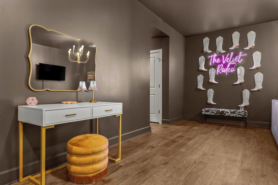 Perfect space for work or an extra space for getting ready