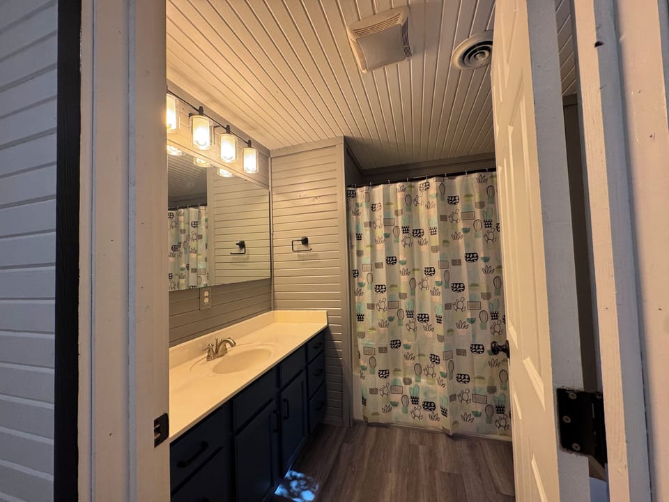 Upstairs bathroom/tub