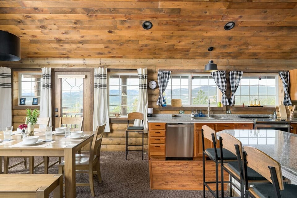 Spacious main floor with vaulted ceilings and floor to ceiling windows