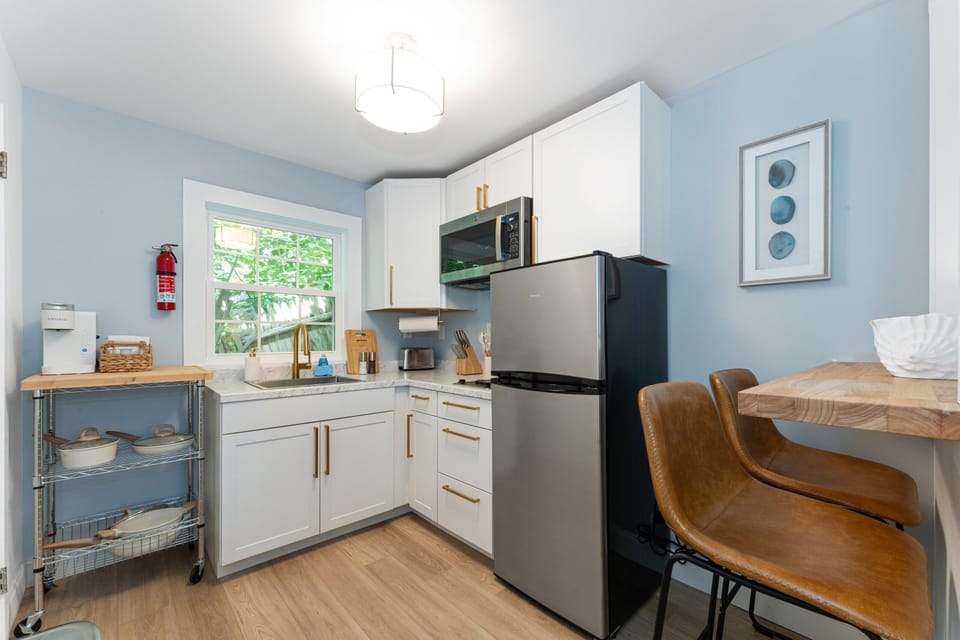 OOB 1BR Full Suite | Pool & Beach Access (1) | Private kitchen | Full-size fridge, microwave, stovetop, cookware/dishes/utensils