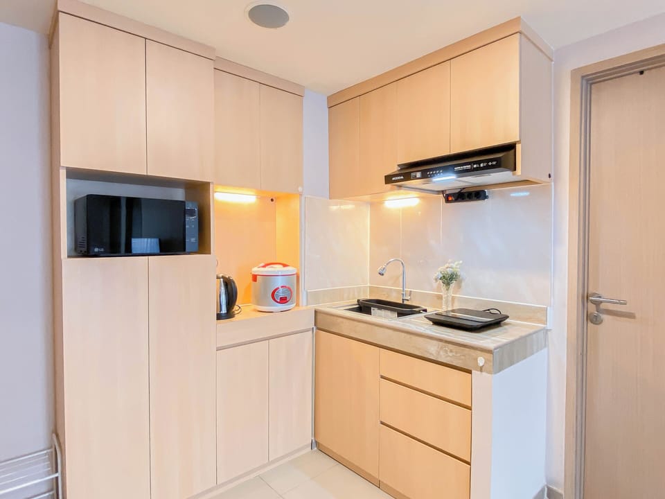 Standard Apartment, 3 Bedrooms | Private kitchen | Fridge