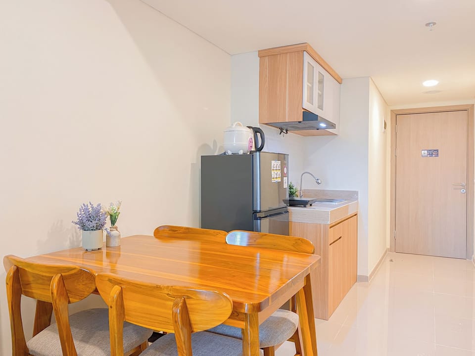 Standard Apartment, 2 Bedrooms | Dining room