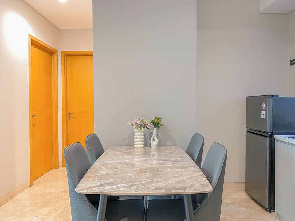 Standard Apartment, 2 Bedrooms | Dining room