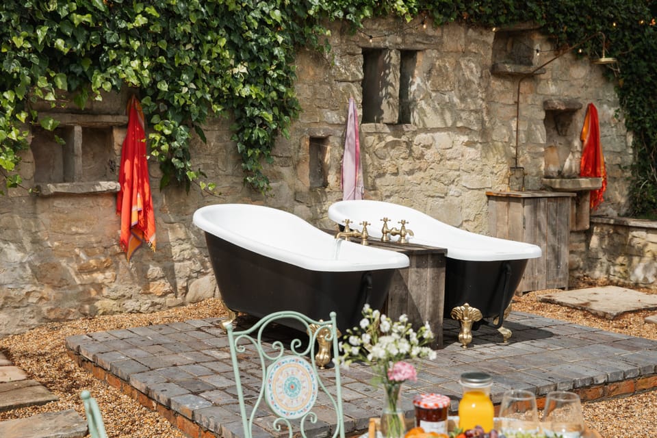 Vintage-Style Slipper Tub Outdoor Baths