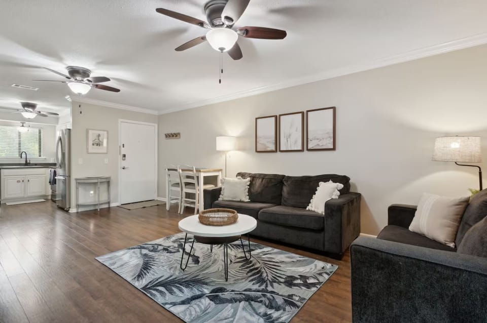 Spacious living room