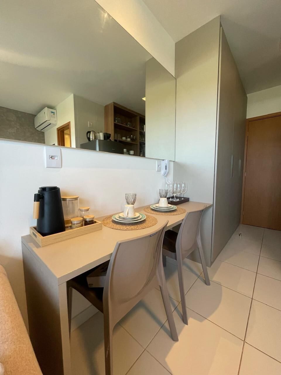 Comfort Apartment, Pool View | In-room dining