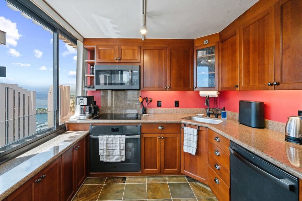 Morning coffee with a view like this? Ocean breeze, city sparkle, and granite calm. Your kitchen, your island rhythm.
