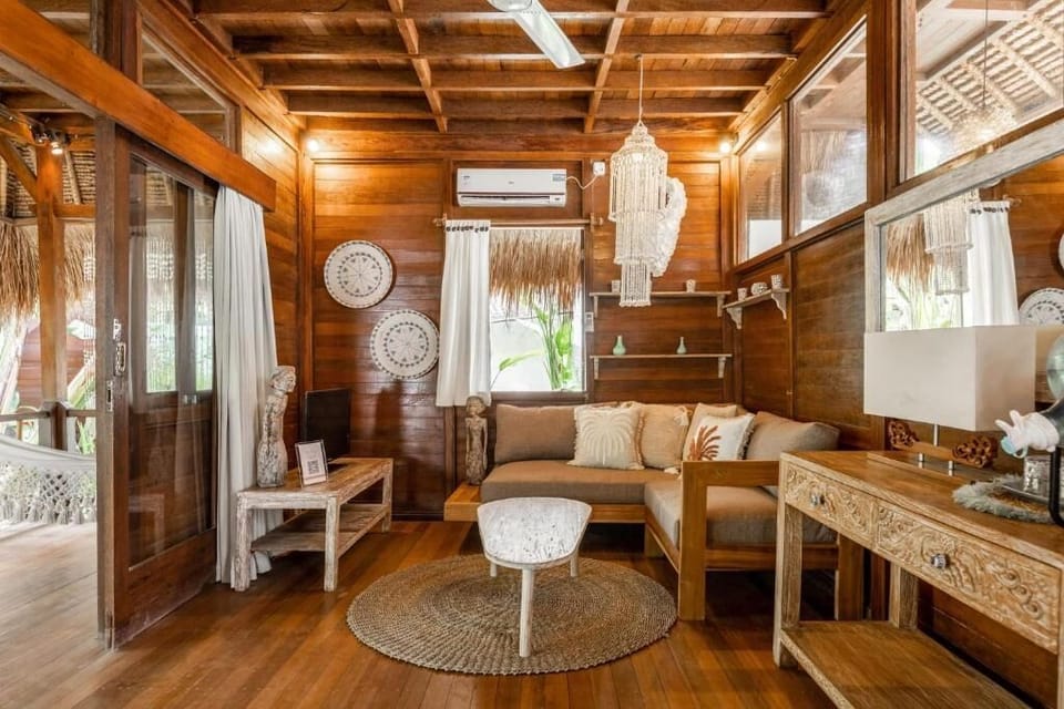 Comfort Suite, 1 King Bed, Garden View | Living area
