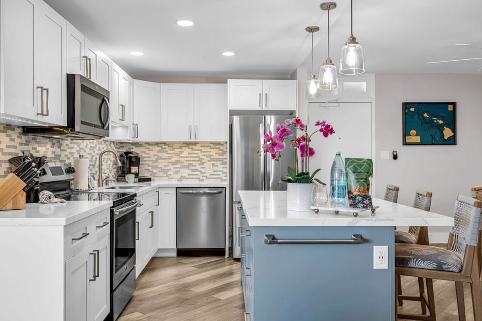 Luxury Condo, Air conditioning, Partial Ocean View | Private kitchen | Electric kettle, toaster