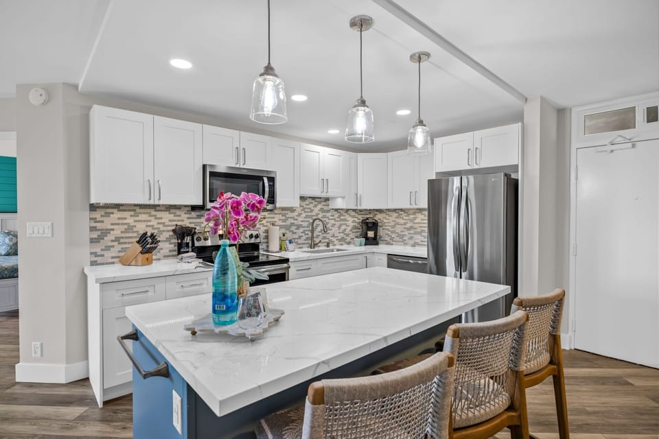 Luxury Condo, Air conditioning, Partial Ocean View | Private kitchen | Electric kettle, toaster