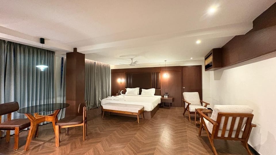 Luxury Suite | Desk, laptop workspace, free WiFi, bed sheets
