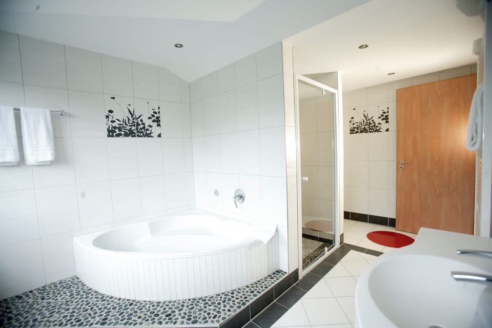 Comfort Double Room, Garden View | Bathroom | Hair dryer (on request), towels, soap, shampoo