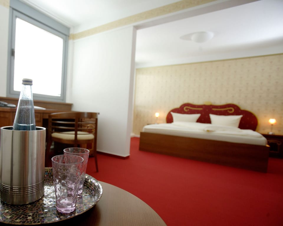 Comfort Double Room, Garden View | Hypo-allergenic bedding available, desk, laptop workspace, WiFi (free)