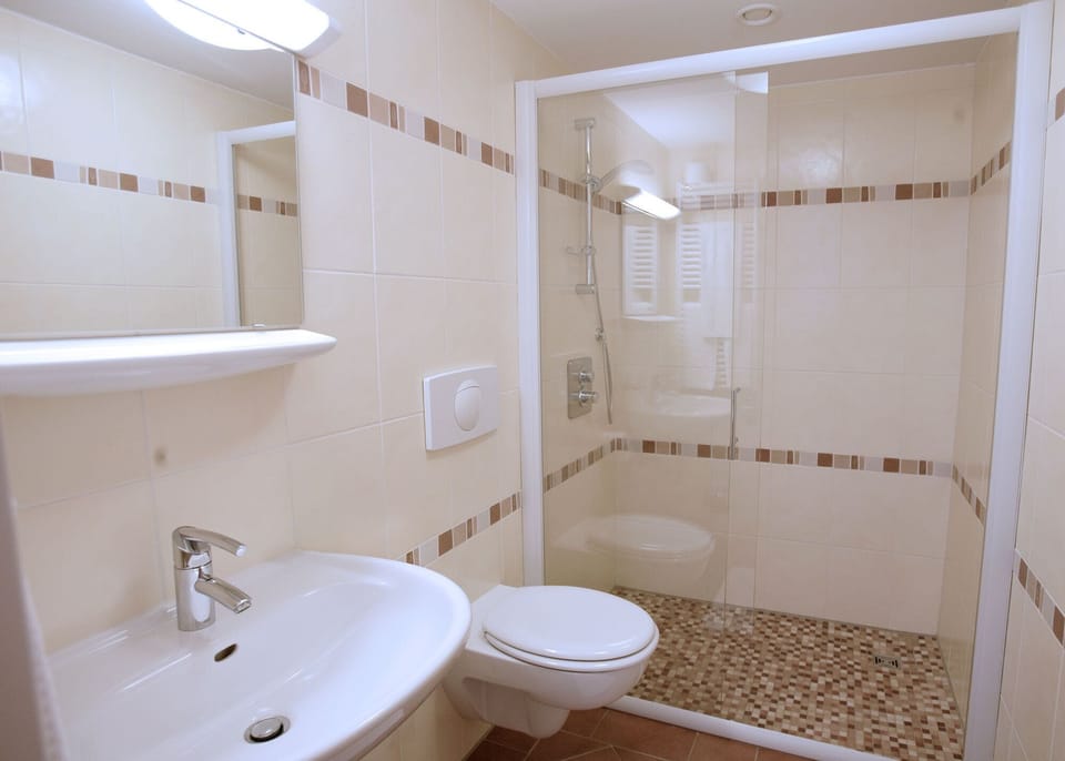 Comfort Single Room, City View | Bathroom | Hair dryer (on request), towels, soap, shampoo