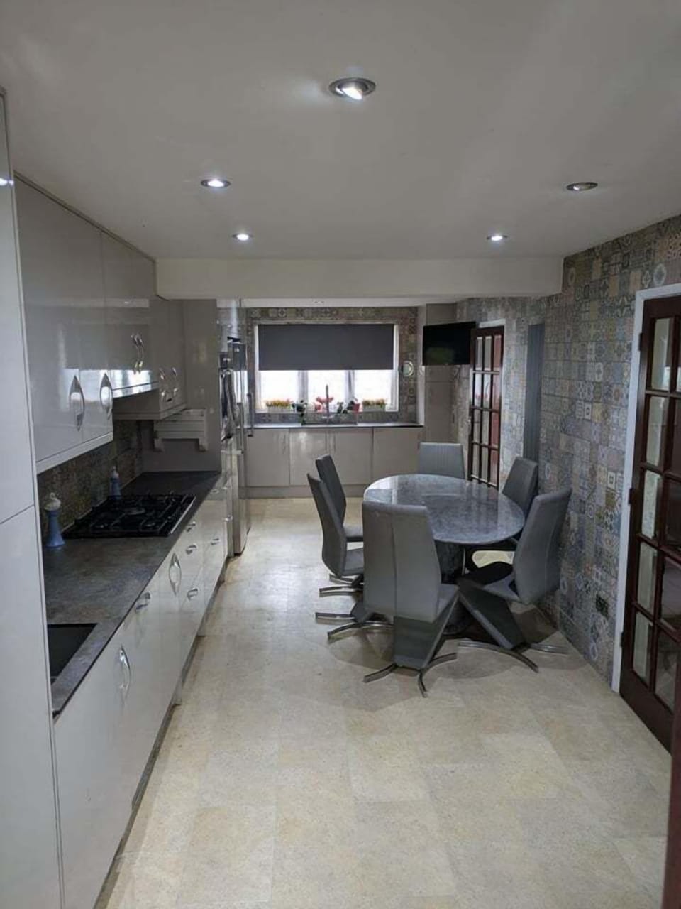 Full-size fridge, microwave, oven, stovetop