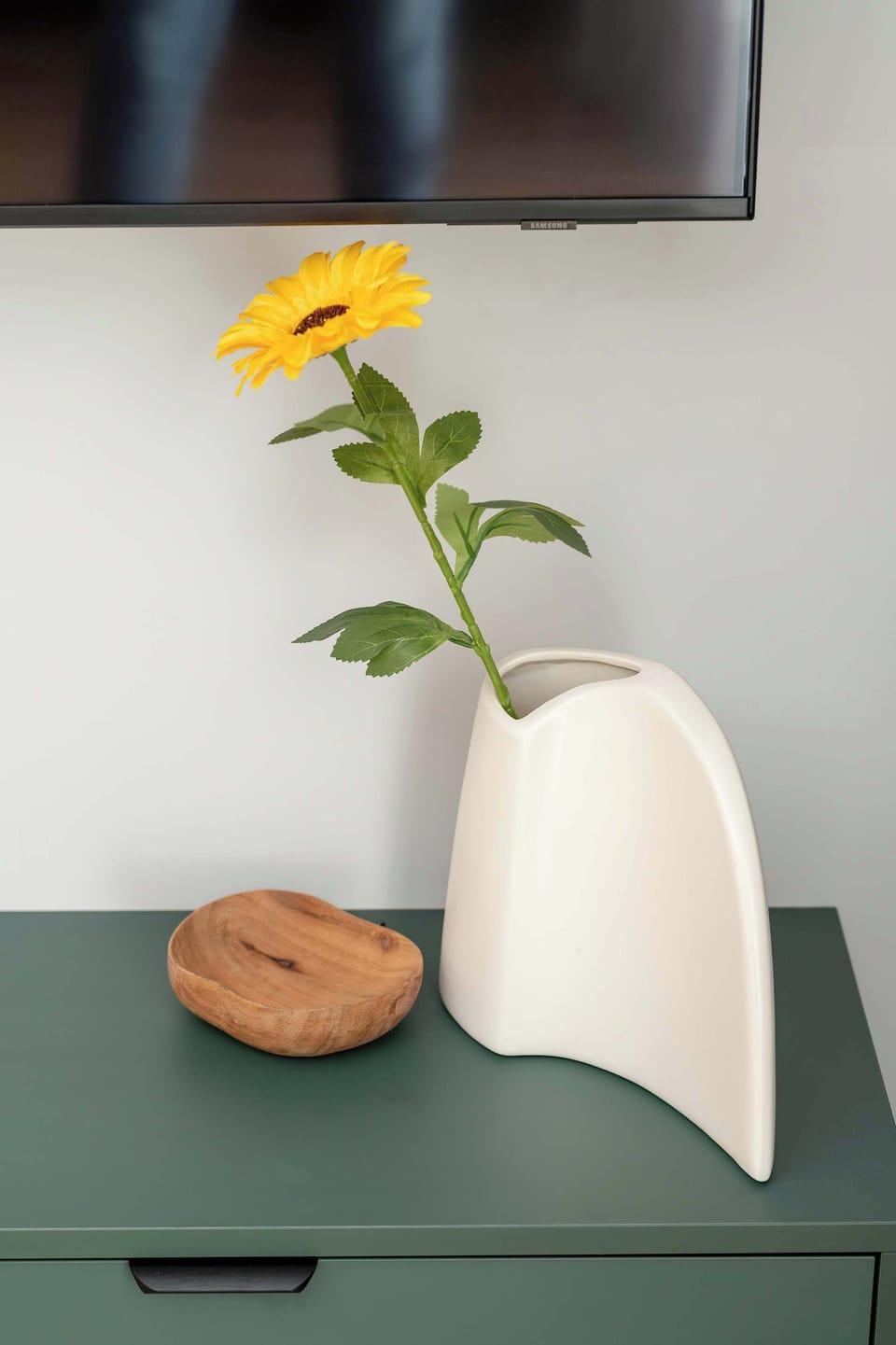 Minimalist flower vase accent for a fresh atmosphere.