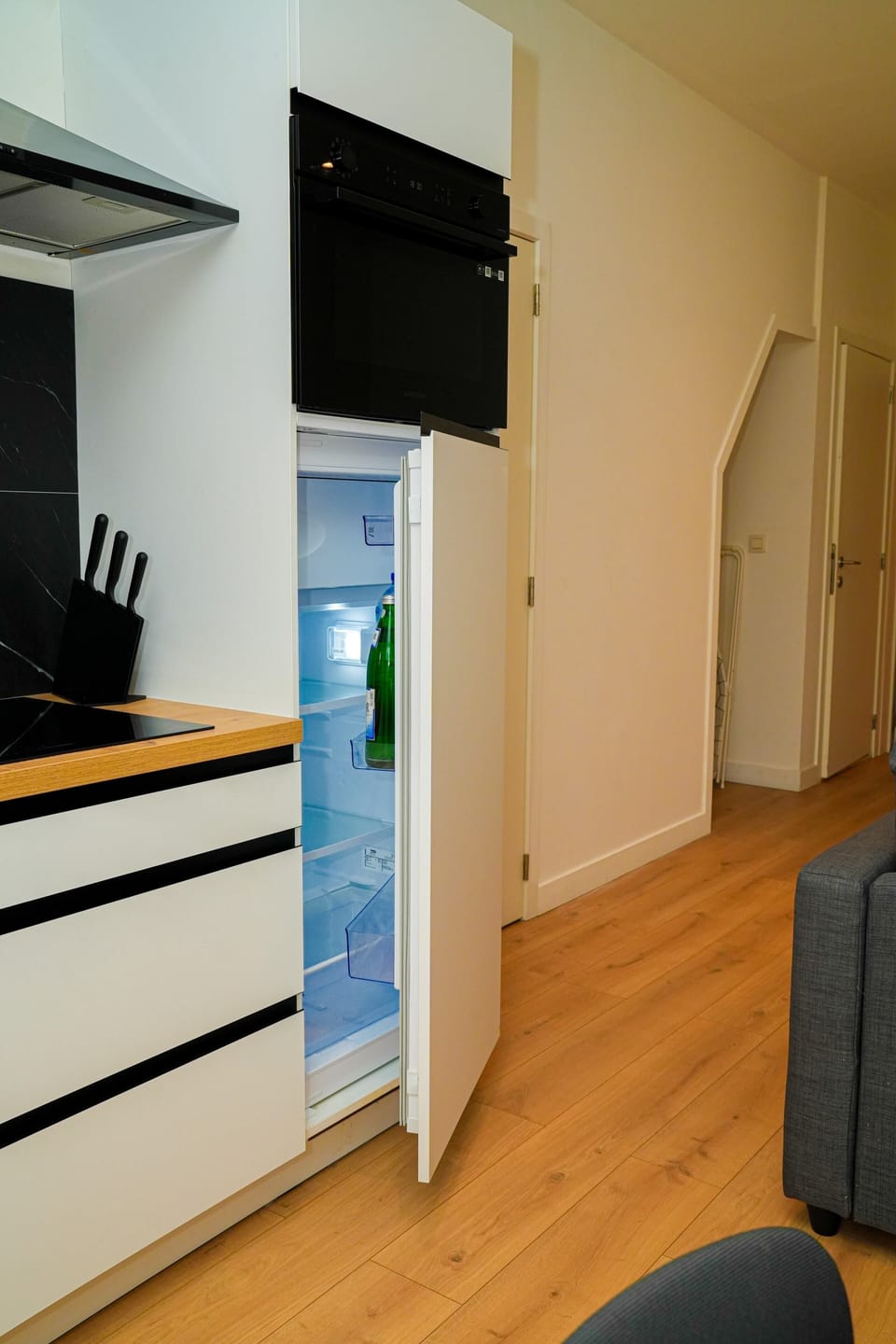 Basic Apartment | Private kitchen | Fridge, oven, stovetop, cookware/dishes/utensils