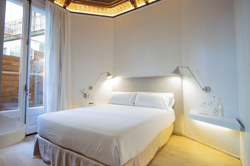 Signature Double Room (Essència) | In-room safe, desk, blackout drapes, free WiFi