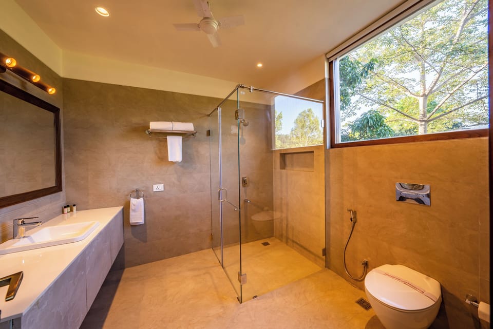 Riverine Room with River View | Bathroom | Free toiletries, soap, shampoo, toilet paper