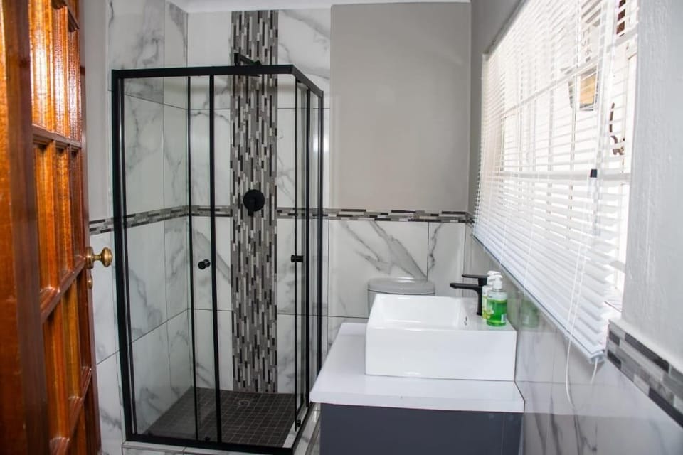 Comfort Double Room, Non Smoking, Courtyard View | Bathroom | Free toiletries, hair dryer, towels, soap