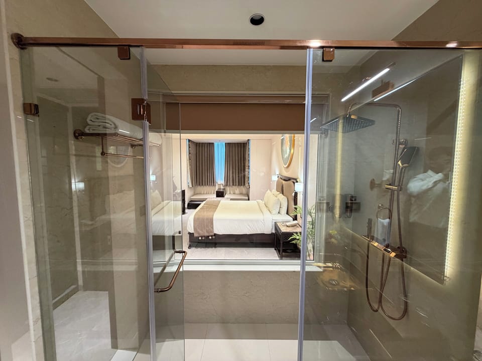 Deluxe Room | Bathroom | Free toiletries, hair dryer, bathrobes, slippers