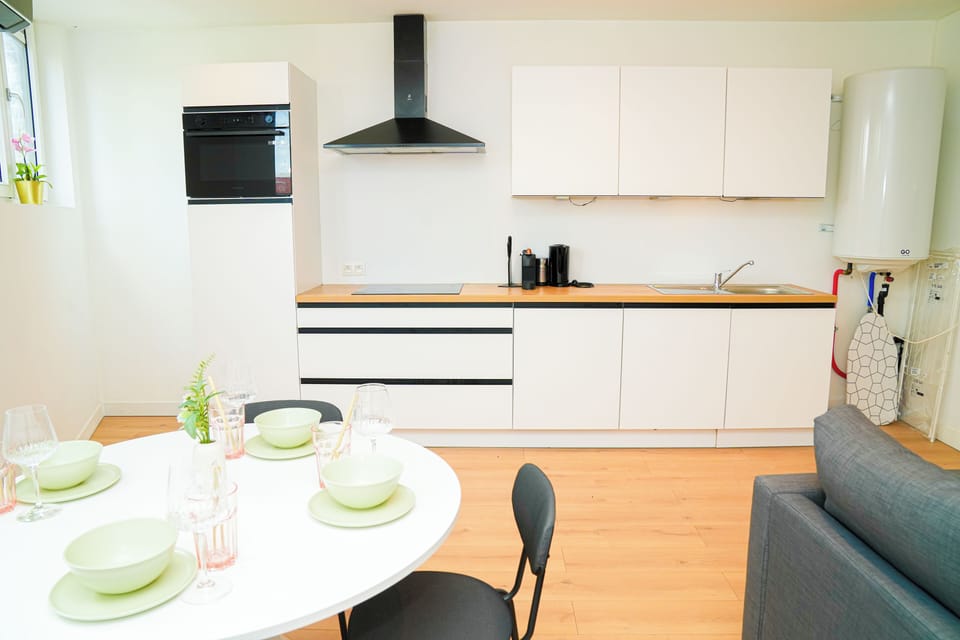 Basic Apartment | Private kitchen | Mini-fridge, oven, stovetop, cookware/dishes/utensils