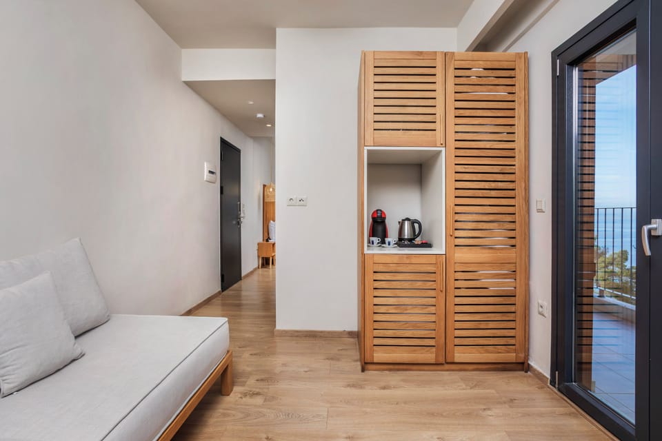 Junior Suite, Sea View | Living area | 32-inch flat-screen TV with digital channels